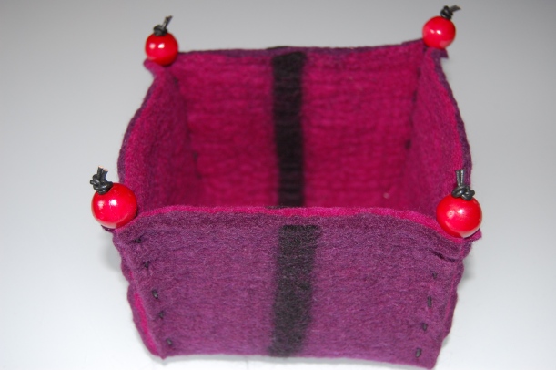 felt vessel fuchsia/aubergine square with beads
